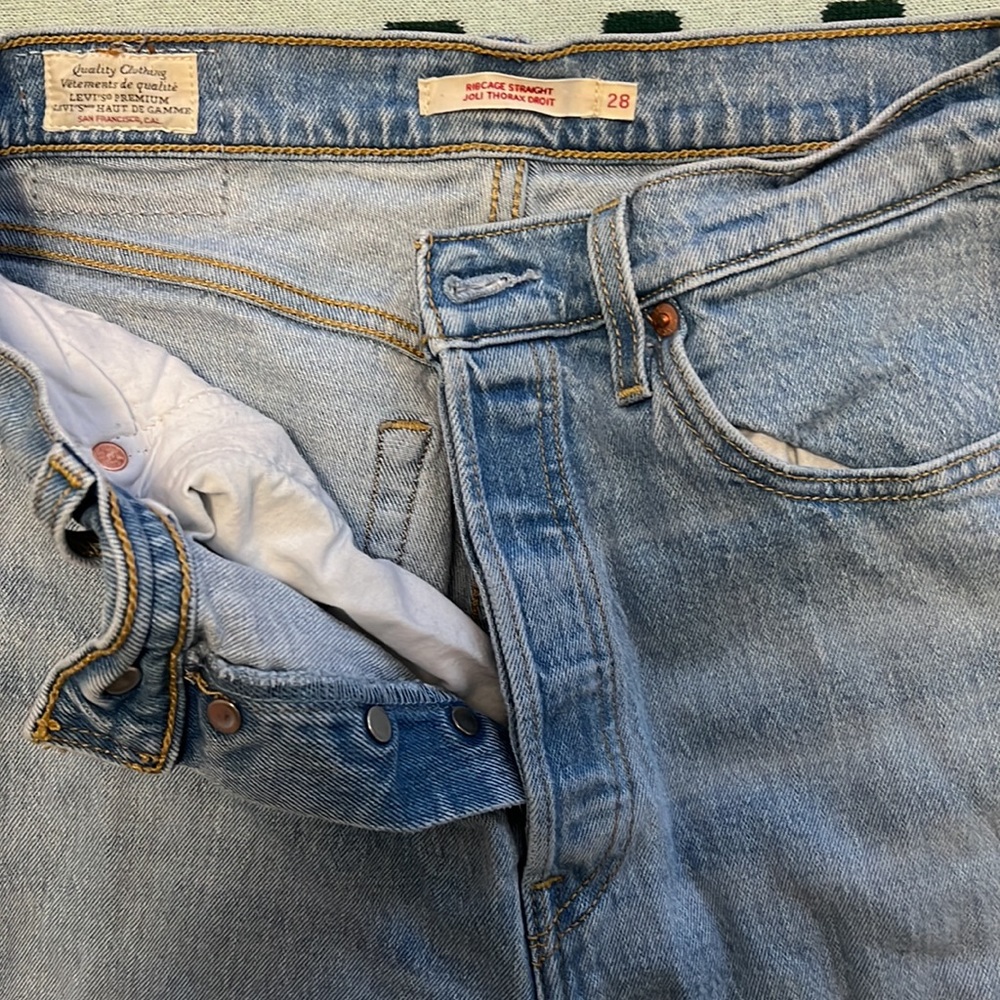 Levi’s Ribcage Straight Ripped Jeans - Picture 3 of 4